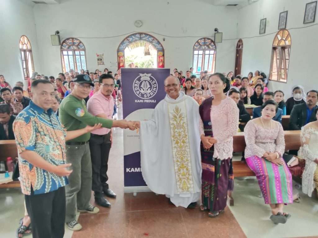 Penyerahan dukungan kursi Gereja Katolik di Desa Sirungkungon di Kabupaten Toba, Sumatera Utara